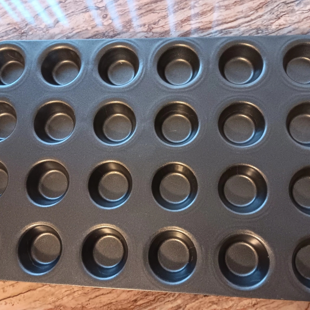 Pampered Chef 2 dozen mini cupcake pan